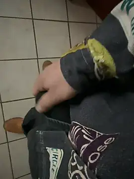 Snapshot of dickshome chatting on 12.18.24 dickshome online show from 12.18.24