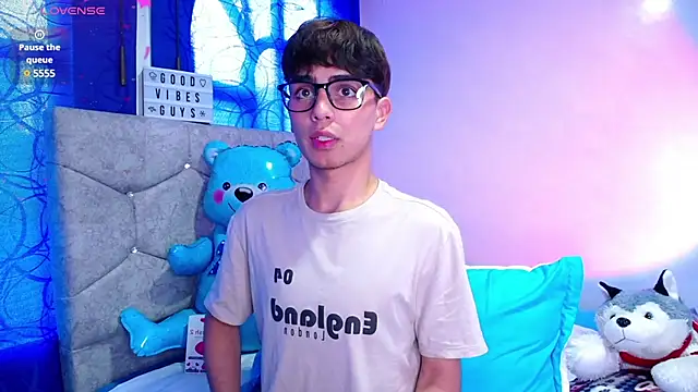 OwenBluee online show from 12.04.24