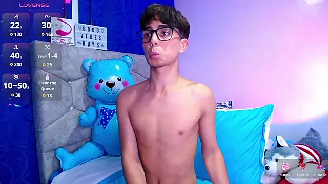 OwenBluee online show from 12.04.24