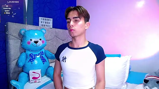 OwenBluee online show from 03.10.25