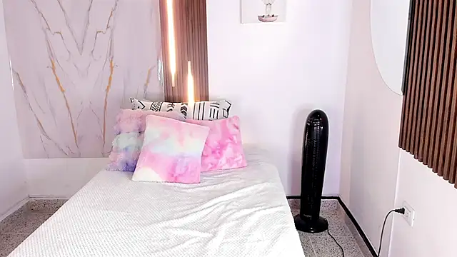 Snapshot of mia_six66 chatting on 12.18.25 mia six66 online show from 12.18.25