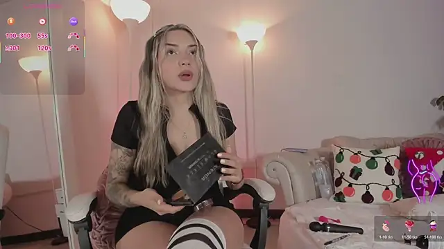 Snapshot of mariablonde_ chatting on 12.22.25 mariablonde online show from 12.22.25