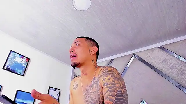 Snapshot of Damian09_ chatting on 12.15.25 Damian09 online show from 12.15.25