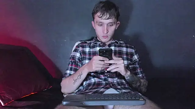 Snapshot of Dylanwhite23_ chatting on 11.18.25 Dylanwhite23 online show from 11.18.25