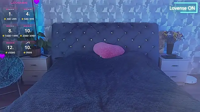 Snapshot of SuzannaWild chatting on 09.22.25 SuzannaWild online show from 09.22.25