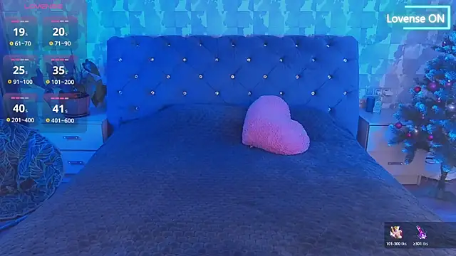 Snapshot of SuzannaWild chatting on 12.17.25 SuzannaWild online show from 12.17.25