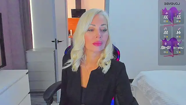 Miya Kisss online show from 10.25.25