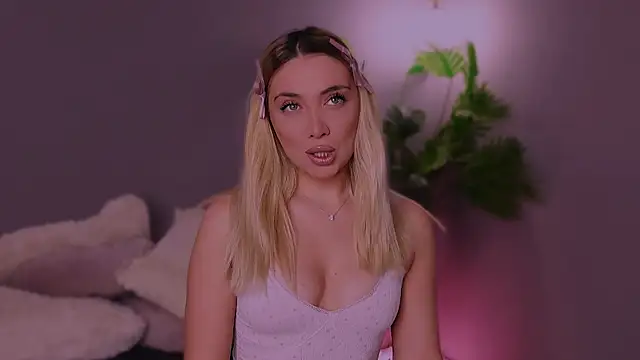 Snapshot of Jessielle chatting on 12.15.25 Jessielle online show from 12.15.25