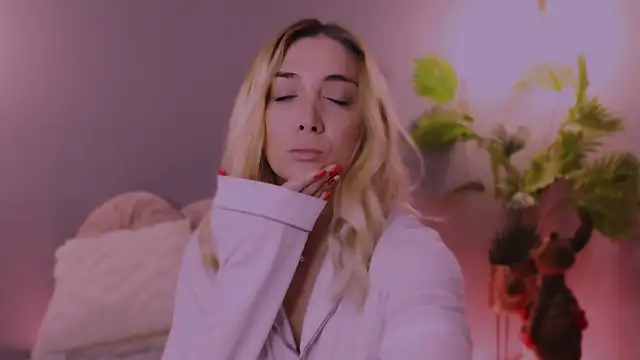 Snapshot of Jessielle chatting on 12.22.25 Jessielle online show from 12.22.25