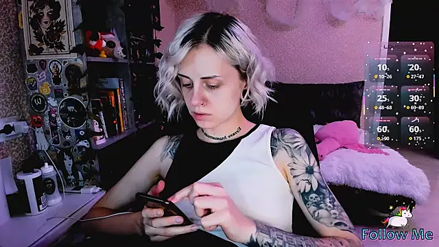 NaniMoore online show from 11.05.25