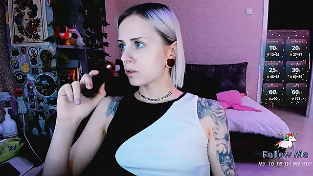 NaniMoore online show from 12.05.25