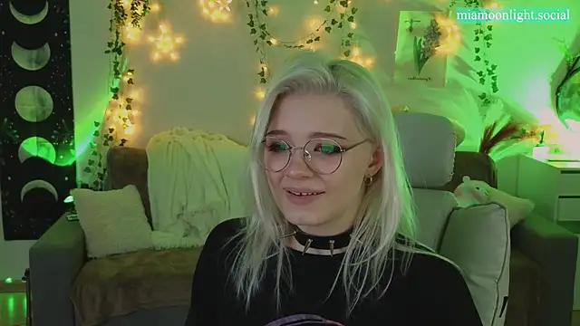 Snapshot of Moonlight_Mia chatting on 01.22.25 Moonlight Mia online show from 01.22.25