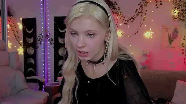 Snapshot of Moonlight_Mia chatting on 10.25.25 Moonlight Mia online show from 10.25.25