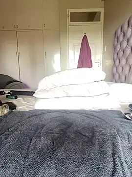 Snapshot of Indianbutter11 chatting on 02.19.25 Indianbutter11 online show from 02.19.25