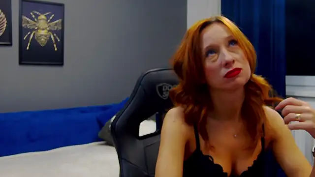 Snapshot of AnneHove chatting on 01.30.25 AnneHove online show from 01.30.25