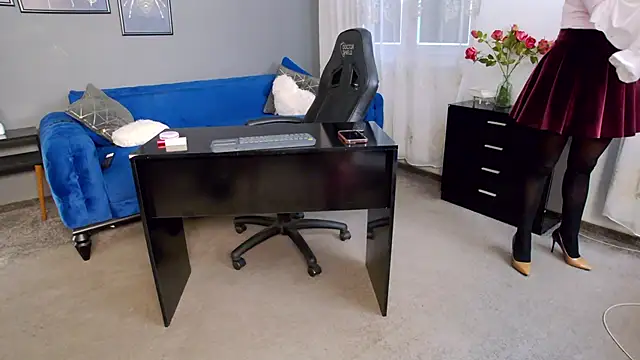 Snapshot of AnneHove chatting on 11.17.25 AnneHove online show from 11.17.25