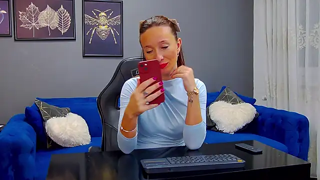 Snapshot of AnneHove chatting on 12.04.25 AnneHove online show from 12.04.25