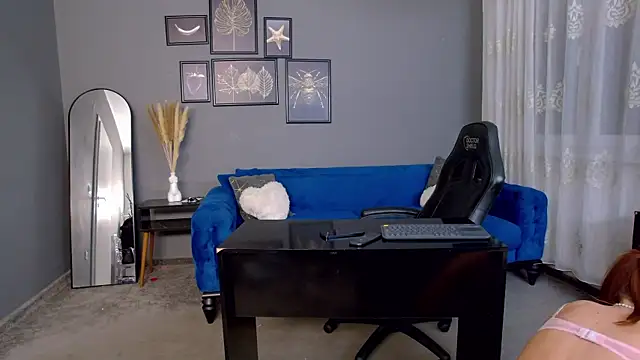 Snapshot of AnneHove chatting on 12.04.25 AnneHove online show from 12.04.25