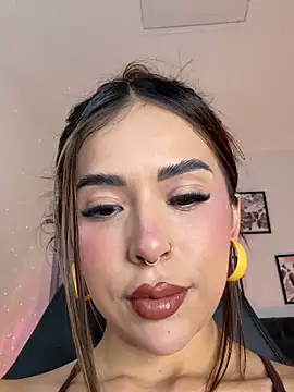 Snapshot of Luna__Ponce chatting on 09.24.25 Luna Ponce online show from 09.24.25