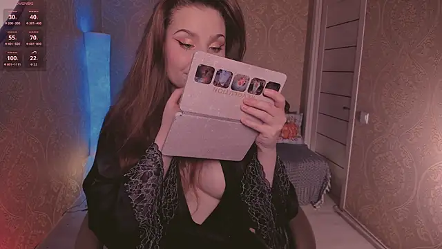 Snapshot of Eesmaaarrr chatting on 10.22.25 Eesmaaarrr online show from 10.22.25