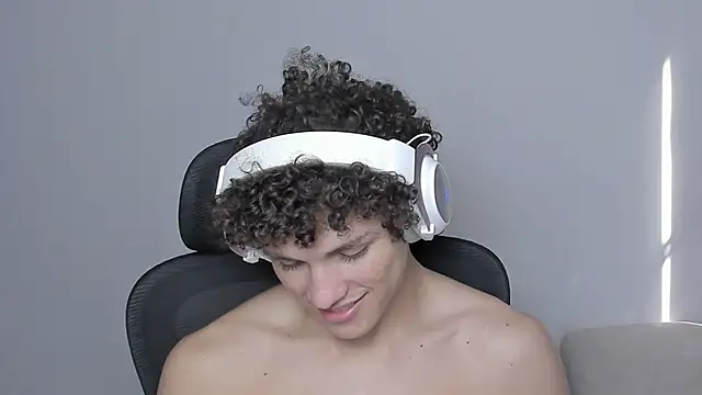 Snapshot of laurent_nova chatting on 10.22.25 laurent nova online show from 10.22.25