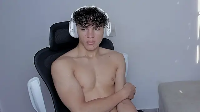 Snapshot of laurent_nova chatting on 10.28.25 laurent nova online show from 10.28.25