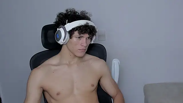 Snapshot of laurent_nova chatting on 11.08.25 laurent nova online show from 11.08.25