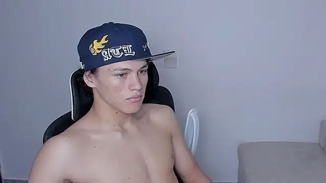 Snapshot of laurent_nova chatting on 11.28.25 laurent nova online show from 11.28.25