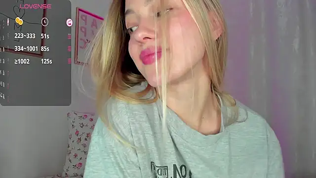 Snapshot of damn_cutie chatting on 03.20.25 damn cutie online show from 03.20.25