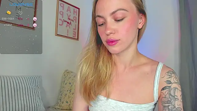 Snapshot of damn_cutie chatting on 09.10.25 damn cutie online show from 09.10.25