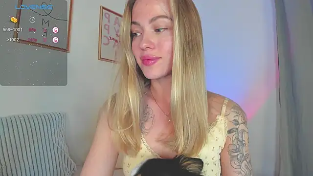 Snapshot of damn_cutie chatting on 09.19.25 damn cutie online show from 09.19.25