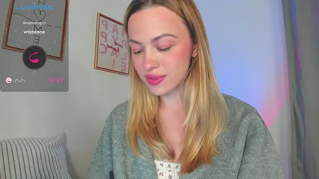 Snapshot of damn_cutie chatting on 09.29.25 damn cutie online show from 09.29.25