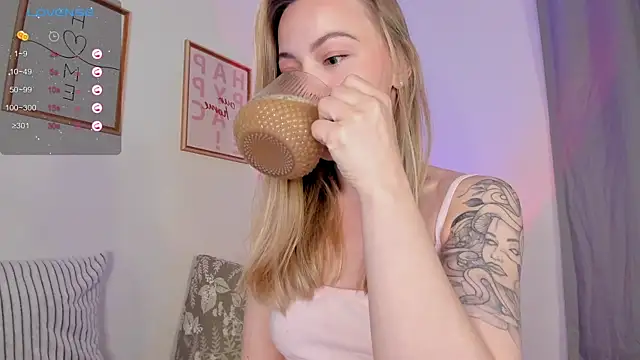 Snapshot of damn_cutie chatting on 10.17.25 damn cutie online show from 10.17.25