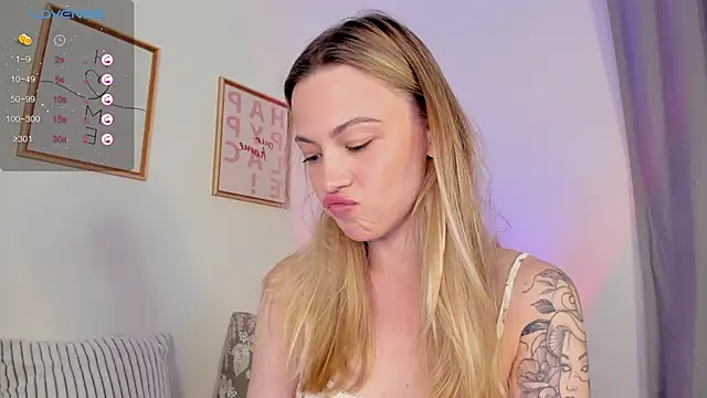 Snapshot of damn_cutie chatting on 10.19.25 damn cutie online show from 10.19.25