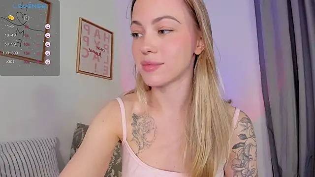 Snapshot of damn_cutie chatting on 10.21.25 damn cutie online show from 10.21.25