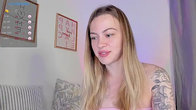 Snapshot of damn_cutie chatting on 10.27.25 damn cutie online show from 10.27.25