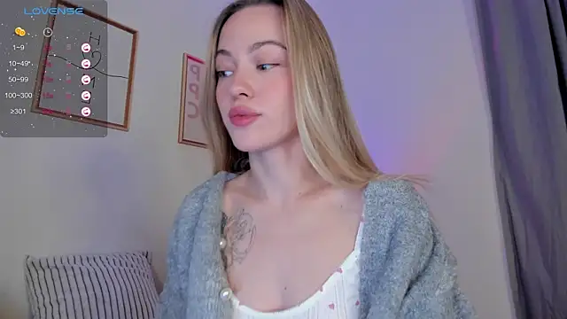 Snapshot of damn_cutie chatting on 11.12.25 damn cutie online show from 11.12.25