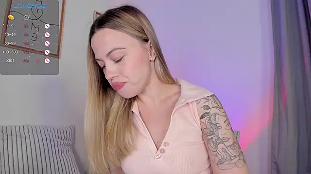 Snapshot of damn_cutie chatting on 11.22.25 damn cutie online show from 11.22.25