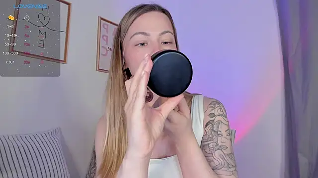 Snapshot of damn_cutie chatting on 12.17.25 damn cutie online show from 12.17.25