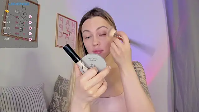 Snapshot of damn_cutie chatting on 12.18.25 damn cutie online show from 12.18.25