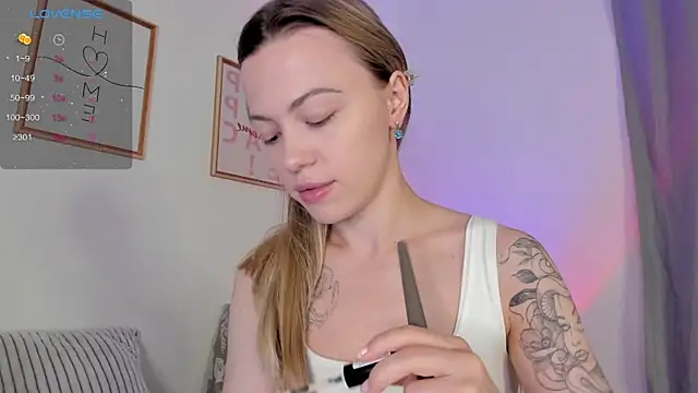 Snapshot of damn_cutie chatting on 12.20.25 damn cutie online show from 12.20.25