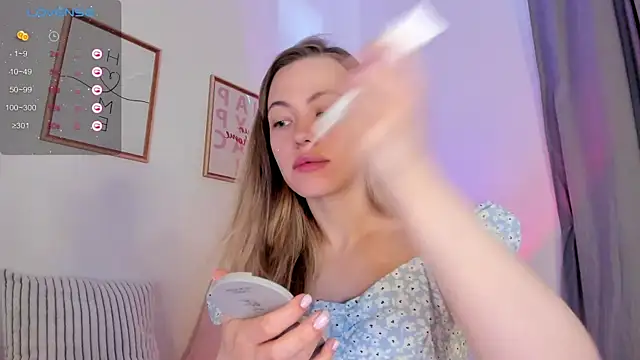 Snapshot of damn_cutie chatting on 03.27.26 damn cutie online show from 03.27.26