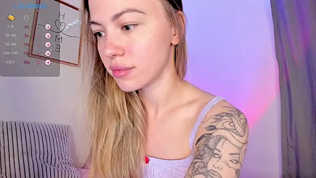 Snapshot of damn_cutie chatting on 04.13.26 damn cutie online show from 04.13.26