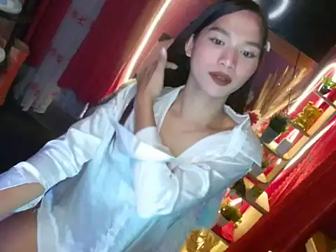 Snapshot of Ur_dreamgurl05 chatting on 12.23.25 Ur dreamgurl05 online show from 12.23.25