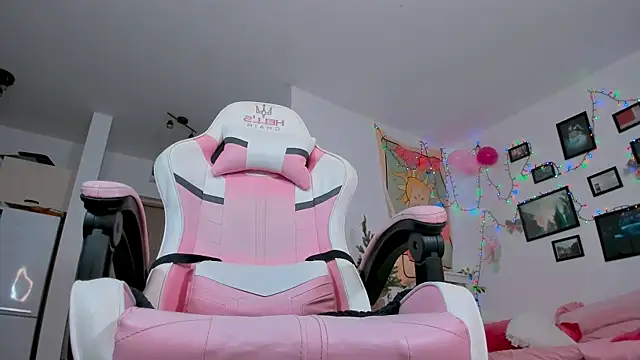 Snapshot of Mia_Madden chatting on 12.24.24 Mia Madden online show from 12.24.24