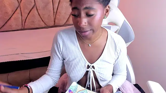 Snapshot of Queen_perla_ chatting on 01.18.25 Queen perla online show from 01.18.25