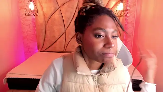 Snapshot of Queen_perla_ chatting on 02.01.25 Queen perla online show from 02.01.25