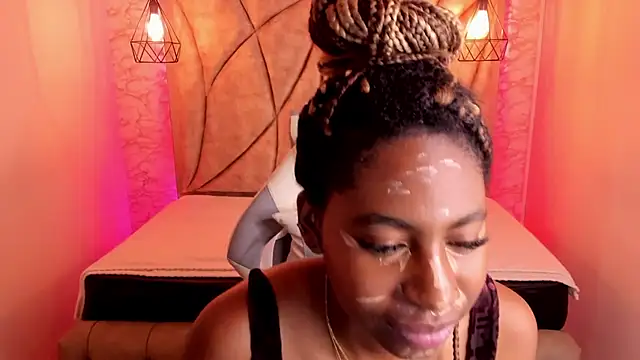 Snapshot of Queen_perla_ chatting on 02.12.25 Queen perla online show from 02.12.25