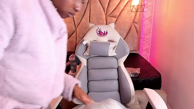 Snapshot of Queen_perla_ chatting on 02.26.25 Queen perla online show from 02.26.25