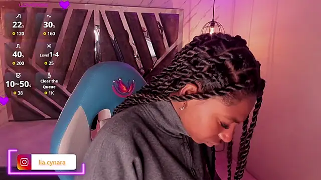 Snapshot of Queen_perla_ chatting on 10.15.25 Queen perla online show from 10.15.25